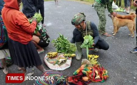 Ketika Satgas Yonif 500/Sikatan Borong Hasil Tani Intan Jaya