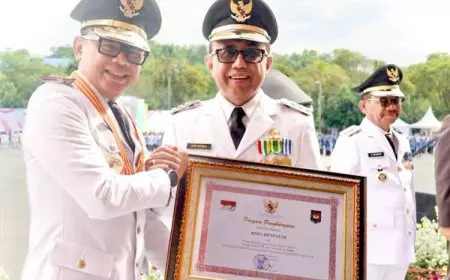 Walikota Jaya Negara Terima Penghargaan Prestasi Tingkat Nasional Penyelenggaraan Pemerintahan Daerah dengan Kinerja Tinggi