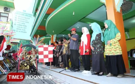 Meriahkan Hari Kartini, Siswa TK di Gresik Gelar Kirab Becak Berkebaya