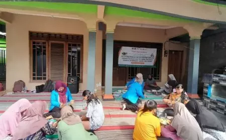 Mahasiswa PPG UNIPMA Latih Ibu-ibu Membuat Sabun Cuci Piring Berbahan Eco Enzyme di Nambangan Kidul, Kota Madiun