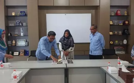 Rektor UWG Malang Serahkan Tali Asih untuk Keluarga Almarhum Dr Gunarianto