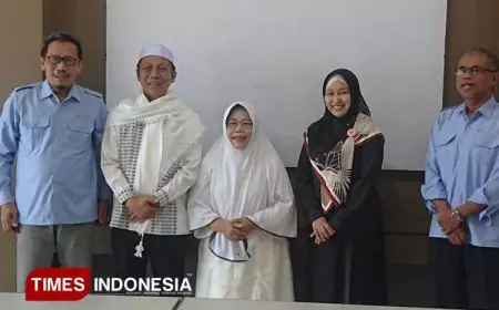 Penuh Doa, Rektor UWG Malang Hantarkan Keberangkatan Haji Prof Adya Hermawati, Dosen FEB