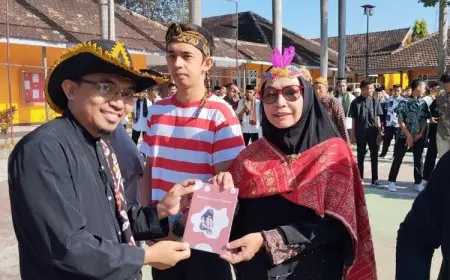 SMK di Bondowoso Ini Luncurkan 24 Buku Saat Momen Hardiknas 2025