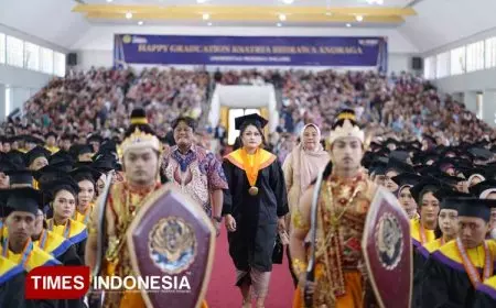 Wisuda UNMER Malang Semester Ganjil 2024/2025:  Haru, Prestasi, dan Kejutan Sapi