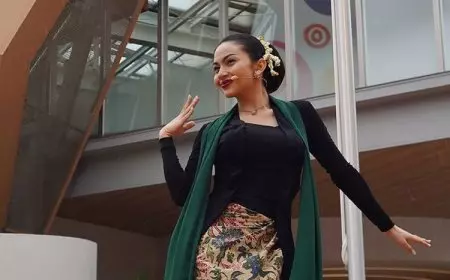 Wow, Ariel Tatum Jaipongan di Osaka Jepang