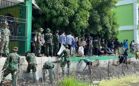 TNI, Mahasiswa Unisla, dan Petani Turun Sawah Demi Ketahanan Pangan
