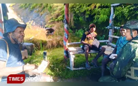 Satgas Yonif 500 Sikatan Tebar Kasih dari Boneka, Pakaian, hingga Nasi Bungkus