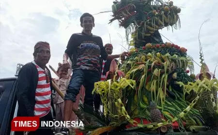 Warga Desa Lampeji Membludak Saksikan Parade Hasil Bumi