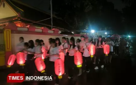 Ritual Pradaksina Warnai Waisak Umat Buddha Kota Probolinggo
