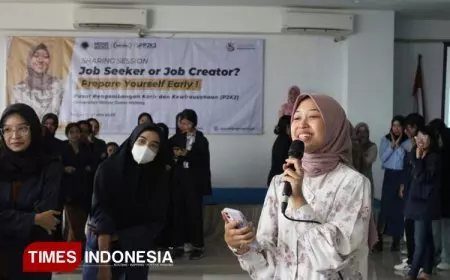 Safira Hanun Nabila Sharing Session “Job Seeker or Job Creator?” di UWG Malang