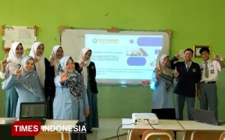 Dosen FKIP Unisma Latih Siswa SMKN 12 Malang Menyusun CV Internasional dan Simulasi Wawancara Kerja Berstandar Global