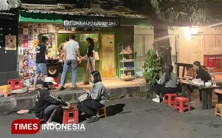 Warung Pondasi Blitar, Kopi Pinggir Jalan yang Jadi Simbol Kebersamaan dan Trendsetter Anak Muda