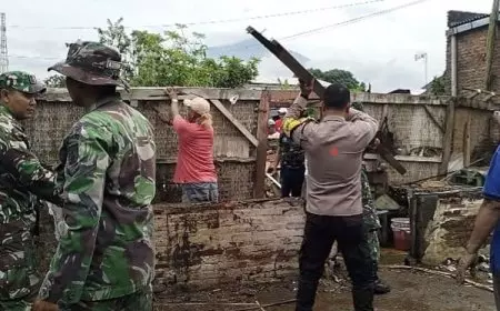 Rumah Tua Roboh di Lawang, Warga Gotong Royong Memperbaiki