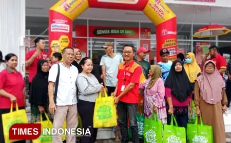 Buka Gerai Baru, Alfamart Berbagi Sembako untuk Warga Sentul Pasuruan