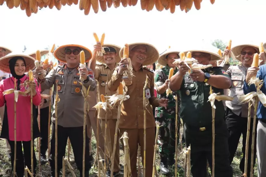 Polres Kebumen Panen Raya Jagung di Desa Tlogopragoto