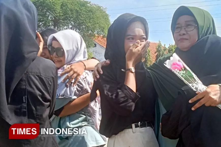 Puluhan Siswa SMP di Pemalang Menangis Histeris Memeluk Wali Kelasnya