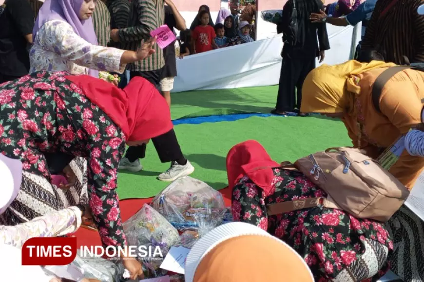 Warga Rayakan Hari Jadi Desa Jemboro Jember dengan Kirab Tumpeng Klepon