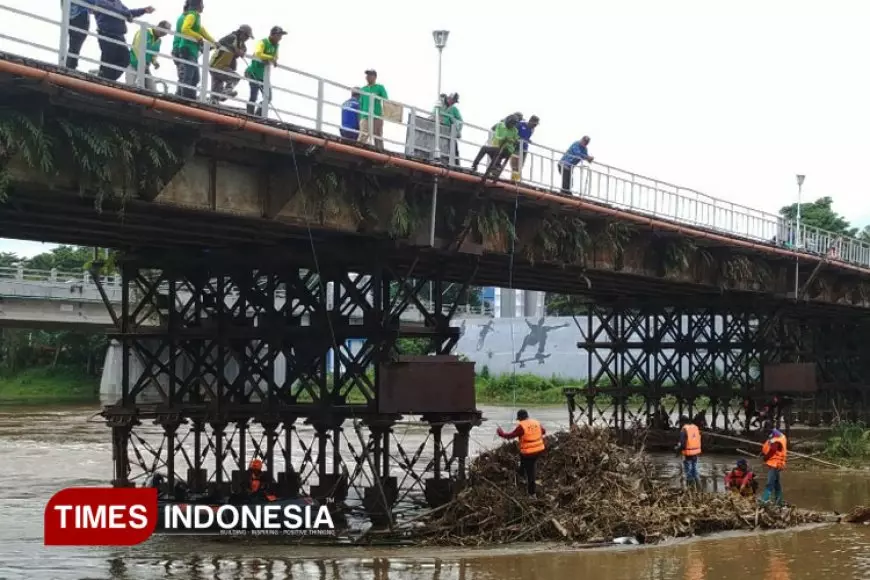 Menumpuk Akibat Pladu dan Hujan, Sampah di Kaki Jembatan Lama Kediri Dibersihkan