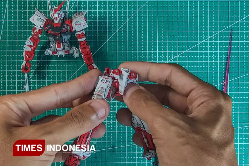 Menemukan Kedamaian dalam Potongan Kecil Gunpla dan Lego