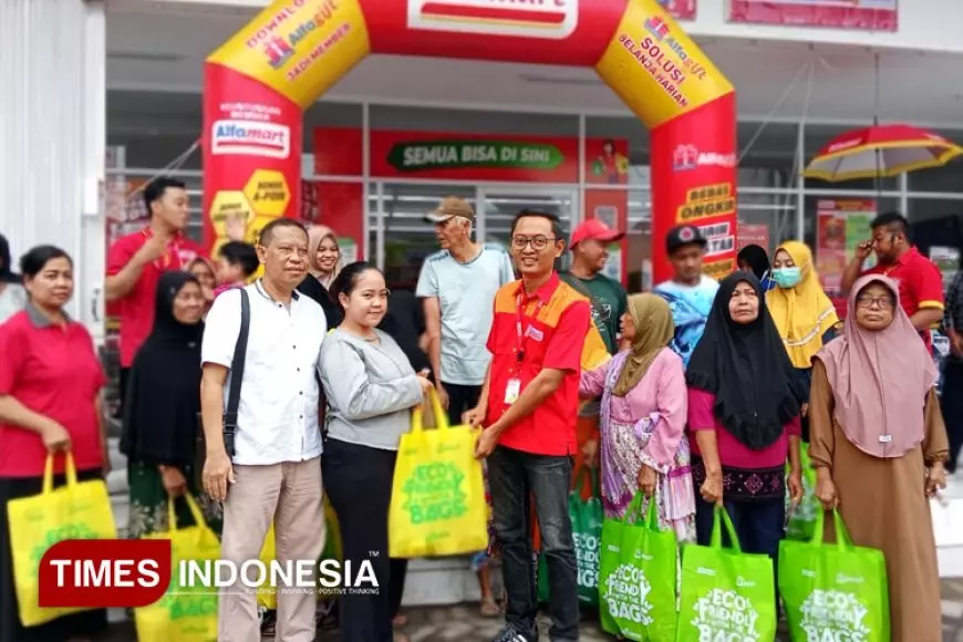 Buka Gerai Baru, Alfamart Berbagi Sembako untuk Warga Sentul Pasuruan