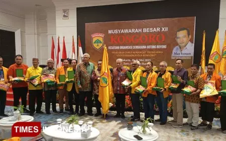 Serahkan Pataka, Hayono Isman Minta  PDK Provinsi Kibarkan KOSGORO Lebih Baik