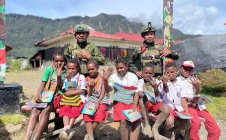 Satgas Yonif Sikatan Ajak Anak&#45;Anak Papua Belajar dan Bermain di Pos Holomama