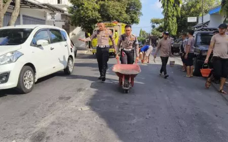 Peringati Hari Bhayangkara ke-79, Polres Bondowoso Tambal Jalan Berlubang