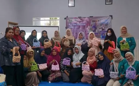 Dosen Prodi Agribisnis Fakultas Pertanian UNISMA Berdayakan Ibu-ibu PKK dengan Pelatihan Chunky Bag Crochet