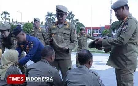 Puluhan Personel Baru Satpol PP Jember Ikuti Tradisi Pembaretan di Alun-alun