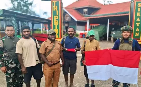 Dari Bendera ke Doa: Satgas Yonif 500/Sikatan Bangun Harapan di Intan Jaya