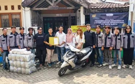 Tel-U Surabaya Hibahkan Motor Listrik Operasional Karyawan CV Alfa Surya