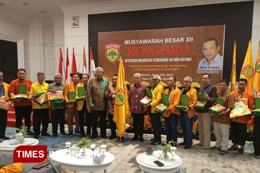 Serahkan Pataka, Hayono Isman Minta PDK Provinsi Kibarkan KOSGORO Lebih Baik