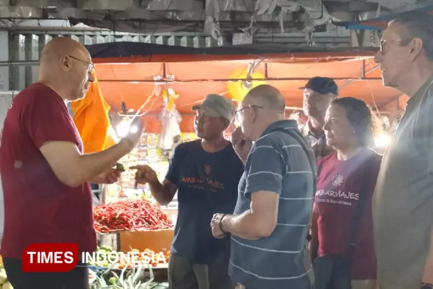 Disparbud Jember Ajak Wisatawan Asal Spanyol Keliling Pasar Tanjung hingga Kebun Kopi