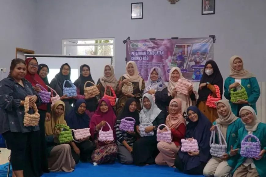 Dosen Prodi Agribisnis Fakultas Pertanian UNISMA Berdayakan Ibu-ibu PKK dengan Pelatihan Chunky Bag Crochet