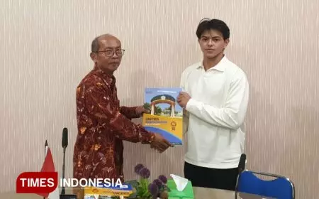 Rektor UNIPMA Berikan Penghargaan kepada Mahasiswa Atlet Pomprov Jatim 2025
