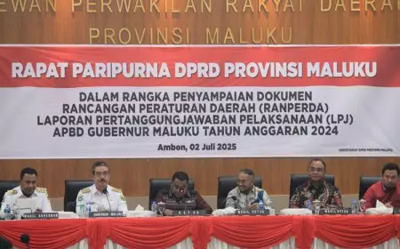 Gibernur Provinsi Maluku Serahkan Ranperda LPJ APBD Provinsi Maluku 2024