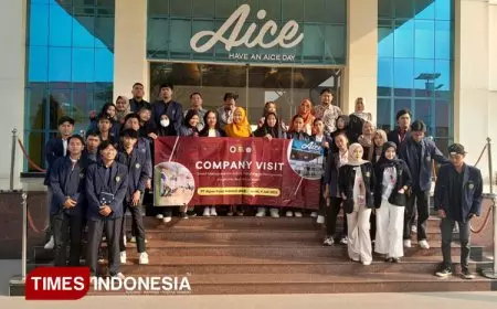 Smart Management in Action Ala Mahasiswa Prodi Manajemen UWG di Kunjungi Pabrik Aice Mojokerto