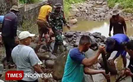 Jaga Ketahanan Pangan, Sinergi Babinsa dan Warga Majalengka Bersihkan Bendungan Kembang