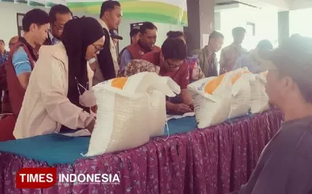 Bulog dan Pemkab Jember Mulai Salurkan Bantuan Pangan Beras Medium 20 Kilogram Per KK