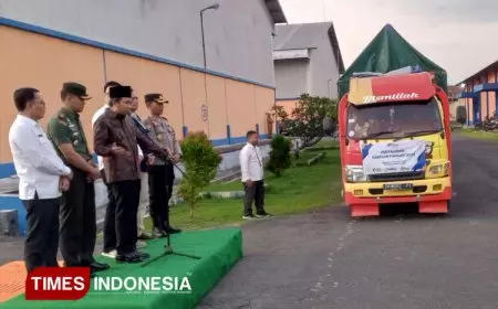 Bupati Jember Fawait Lepas Beras Bantuan Bulog ke Masyarakat