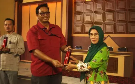 Telkom University Latih Pengrajin Pandai Besi Mekarmaju Bandung Agar Jago Digital Marketing