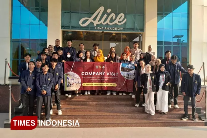 Smart Management in Action Ala Mahasiswa Prodi Manajemen UWG di Kunjungi Pabrik Aice Mojokerto