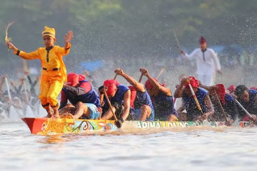 Mengenal Pacu Jalur, Balap Perahu Tradisional Riau yang Viral