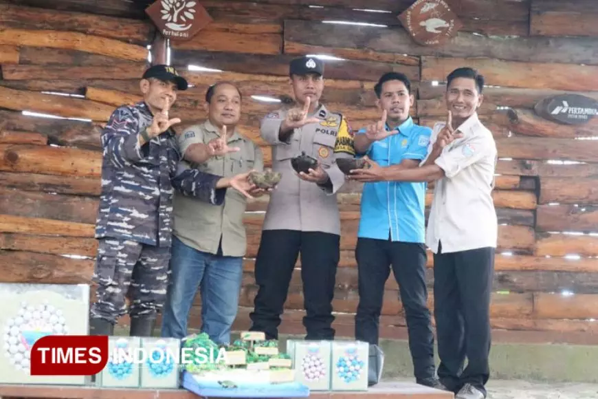 Kolaborasi Konservasi: Perhutani KPH Malang Terlibat dalam Pelepasan Tukik Penyu di Pantai Bajulmati