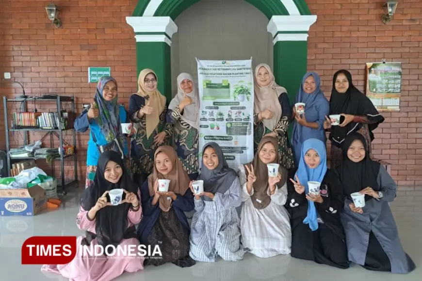 Transformasi Kreativitas oleh Tim Pengabdian UNISMA di PP Mambaul Ulum, Planting Craft Unik untuk Santriwati