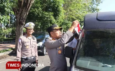 Tebar Semangat Kemerdekaan, Polresta Banyuwangi Bagikan Bendera Merah Putih