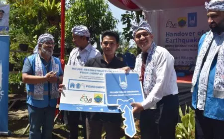 LMI Serahkan Bantuan 20 Unit Rumah Tahan Gempa