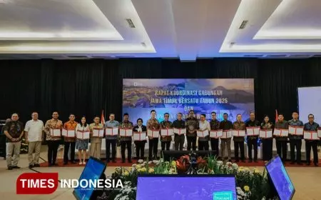 Direktur Jenderal Pajak Serahkan Piagam Wajib Pajak kepada 20 Wajib Pajak  di Jawa Timur