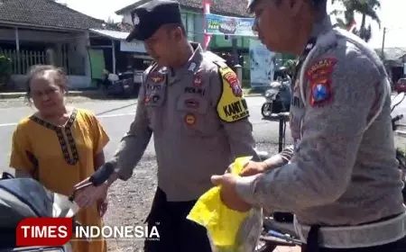 Menyambut HUT ke&#45;80 RI, Sejumlah Polsek di Bondowoso Gelar Bazar Beras Murah