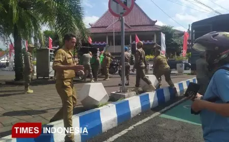 Kejar Adipura, Satpol PP Tertibkan PKL di Alun&#45;alun Jember